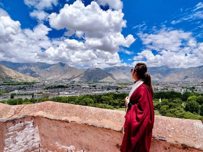 Jennifer Phạm cho biết Lhasa chỉ là điểm khởi đầu, phía trước còn là hành trình nhiễu quanh núi Kailash – chuyến đi mà cô đã ấp ủ từ rất lâu. Khép lại chia sẻ, cô gửi lời cầu chúc tất cả những ai đang trên hành trình của riêng mình sẽ có đủ sức khỏe, đủ duyên lành và đủ bình an để đến được nơi trái tim mình hướng về.