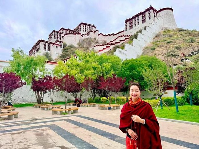 Jennifer Phạm bày tỏ, khi đứng giữa những bức tường đỏ trắng hùng vĩ và ngắm nhìn công trình sừng sững trên ngọn đồi Marpo Ri, cô có cảm giác rất khó diễn tả: vừa thấy mình nhỏ bé trước dòng chảy của thời gian, vừa cảm nhận được sự bình yên trong tâm hồn.