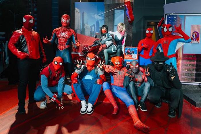 Hội yêu thích Spider-Man góp mặt làm không khí thêm sôi động.