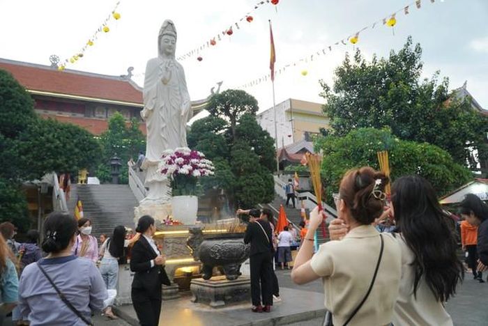 Giữ thái độ trang nghiêm, không đi giày dép vào Phật đường.
