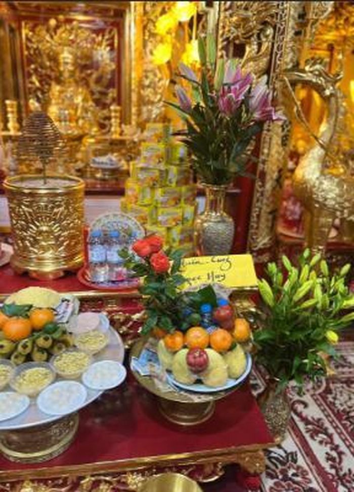 Lộc của chùa bạn có thể lấy hoa quả, bánh kẹo, chè…để thụ lộc. Tuy nhiên, người đi hành hương thường tránh đặt lại lộc lấy ở chùa về đặt lên bàn thờ nhà mình.