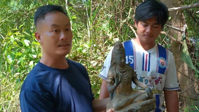  Sau khi đưa câu được bức tượng Phật, nhóm ngư dân đã quyết định hiến tặng hiện vật cho một ngôi chùa trong khu vực để bảo quản và thực hiện các nghi lễ theo truyền thống Phật giáo. (Ảnh: Khaosod) 