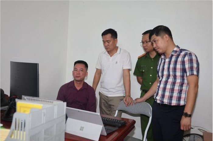 Ban chuyên án khám xét tại trụ sở Công ty Cổ phần Đầu tư và Dịch vụ Quốc tế Minh An. Ảnh: CA tỉnh Bắc Ninh
