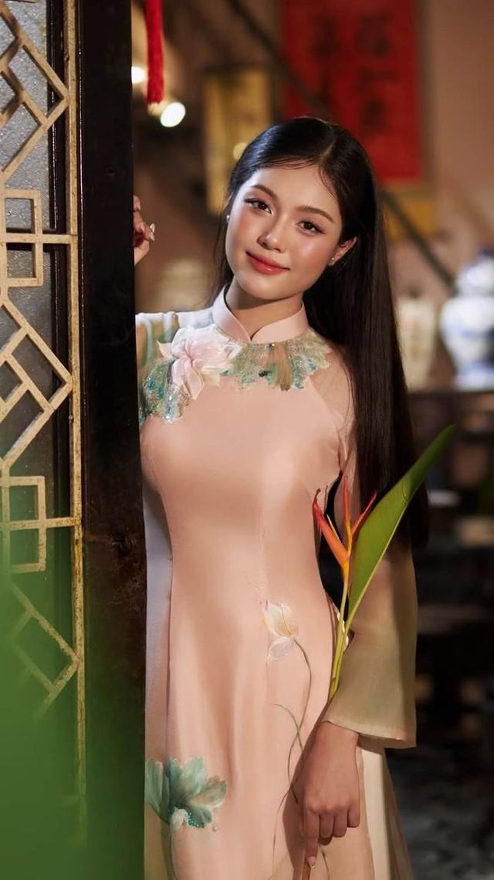 Uyên Nhi cho biết, đến với cuộc thi Hoa hậu Việt Nam 2026 xuất phát từ suy nghĩ rằng, mình đang trong lứa tuổi đôi mươi, quãng thời gian đẹp nhất của thanh xuân. Cô luôn mong muốn trong những năm tháng ấy, sẽ có thật nhiều trải nghiệm, không ngừng học hỏi thêm kiến thức, kỹ năng và dám bước ra khỏi “vùng an toàn” để khám phá những giới hạn mới của bản thân.