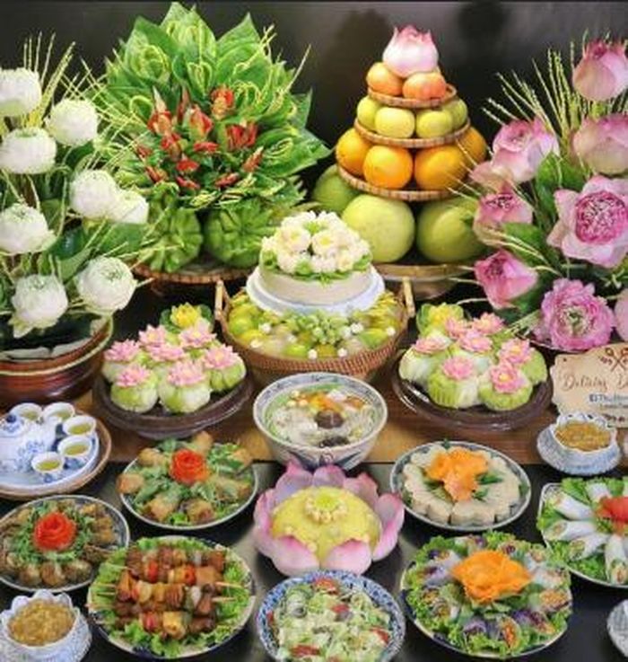 Thực hiện lễ cúng Phật trước tiên, thể hiện sự tôn kính với Tam Bảo. Sau đó đến lễ cúng thần linh và gia tiên. Cuối cùng mới là lễ cúng chúng sinh (cúng cô hồn) ở ngoài trời.