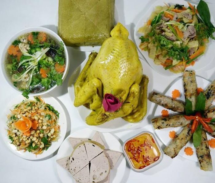 Mâm cúng rằm tháng 7 của miền Bắc thường được chế biến cầu kỳ, tỉ mỉ.