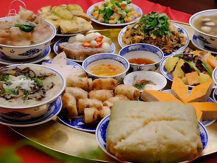 Mâm cúng rằm tháng 7 miền Trung thường không quá cầu kỳ về số lượng món hay cách bày biện, nhưng vẫn được chuẩn bị một cách chu đáo, thành tâm và tinh tế.