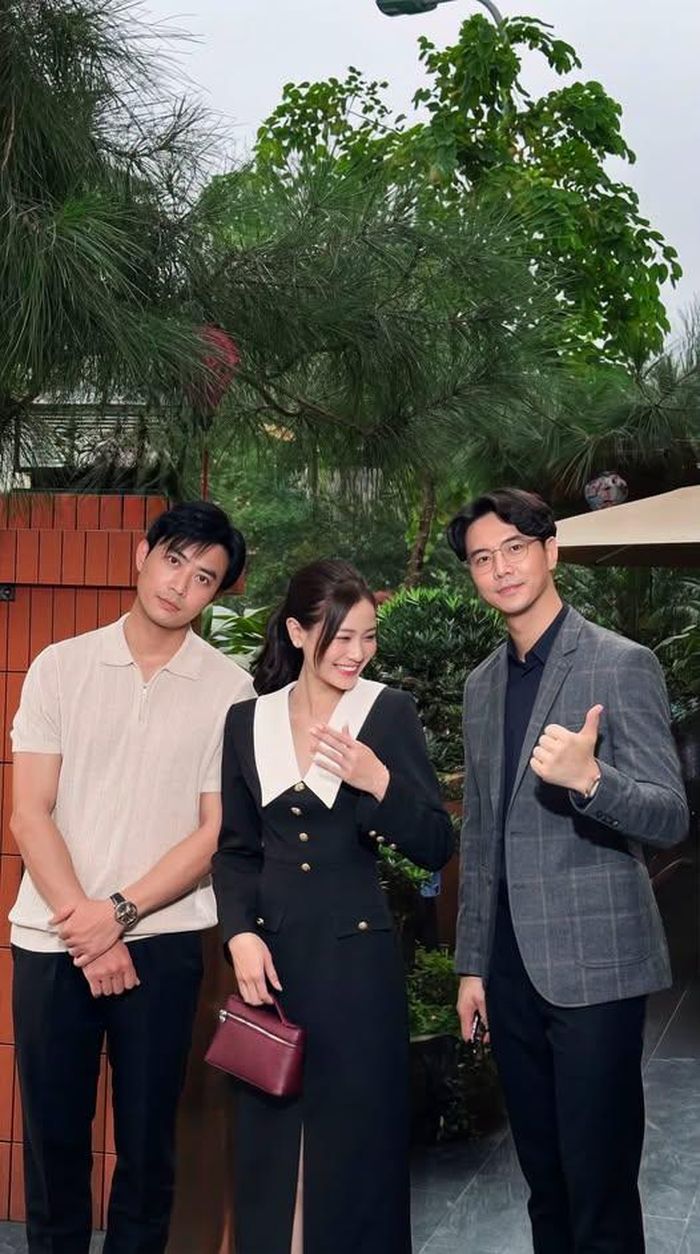 Diễn viên Quỳnh Châu gây chú ý khi chia sẻ hình ảnh cùng với hai bạn diễn trong phim "Dưới ô cửa sáng đèn". Khán giả sôi nổi tranh luận về cái kết của phim khi nhân vật Diệu của Quỳnh Châu sẽ lựa chọn Sơn (Đức Hiếu), Sinh (Quang Sự) hay là chồng cũ.