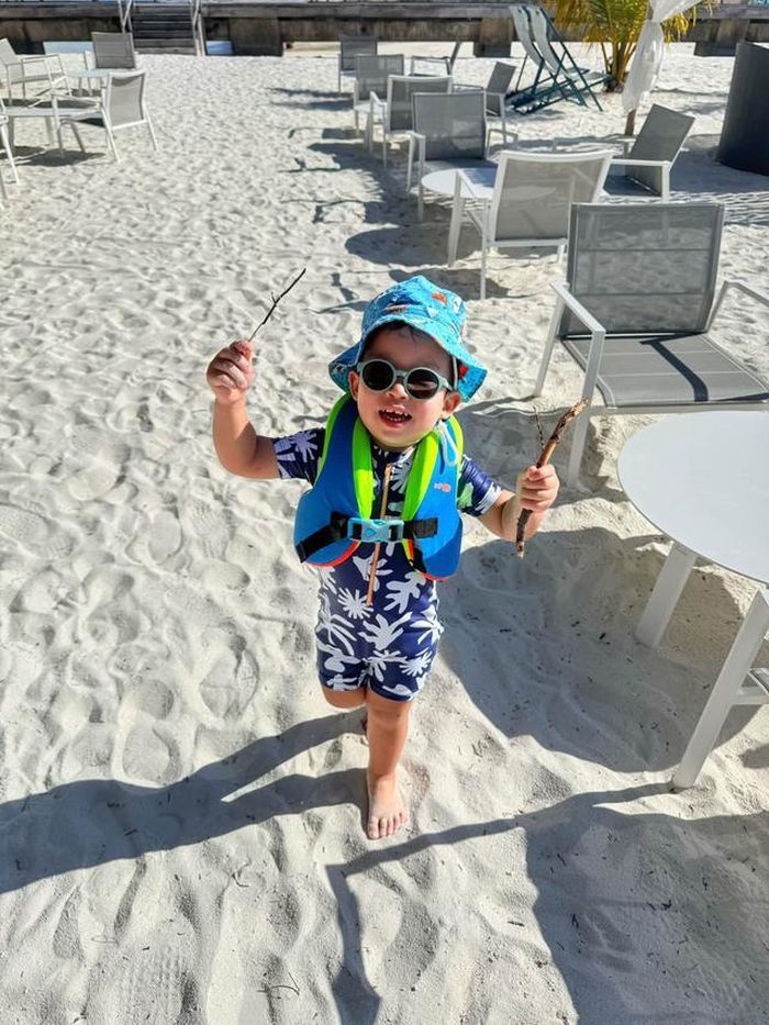 Cô kể, trong lần cùng con đi ngắm cá heo và hoàng hôn trên biển, Luca bị say sóng và nôn nhiều lần. Khi con sợ hãi bật khóc, cô đã ôm con vào lòng, động viên rằng chỉ cần luyện tập dần thì sẽ quen và mong con đừng sợ.