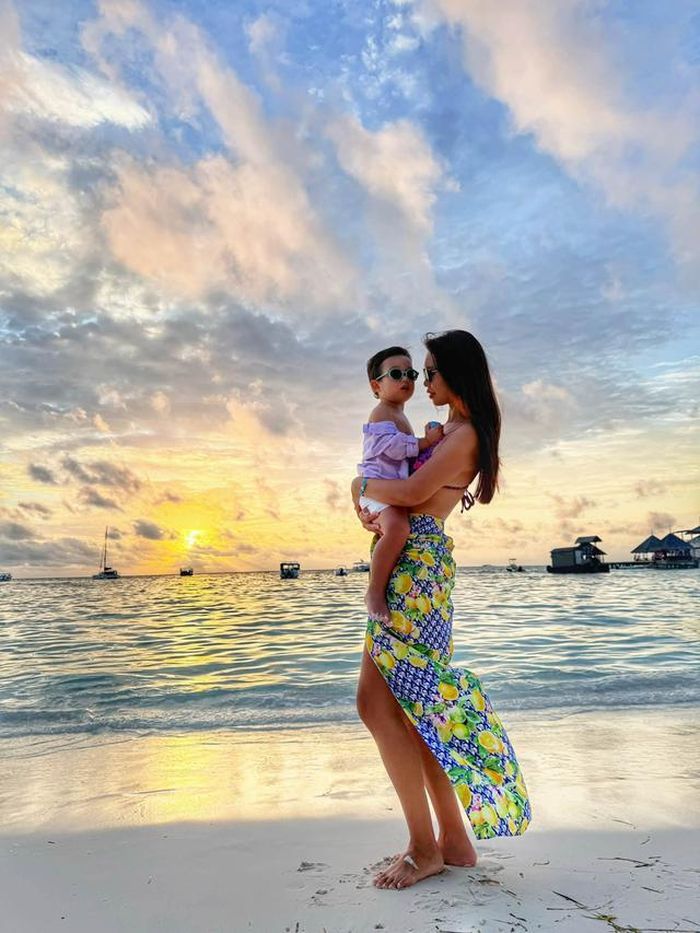 Mới đây, trên trang cá nhân, siêu mẫu Hà Anh chia sẻ rằng, con trai Luca rất thích chuyến du lịch hè vì có nhiều thời gian bên bố mẹ, chị gái và cả bảo mẫu thay vì phải đi học như thường ngày.