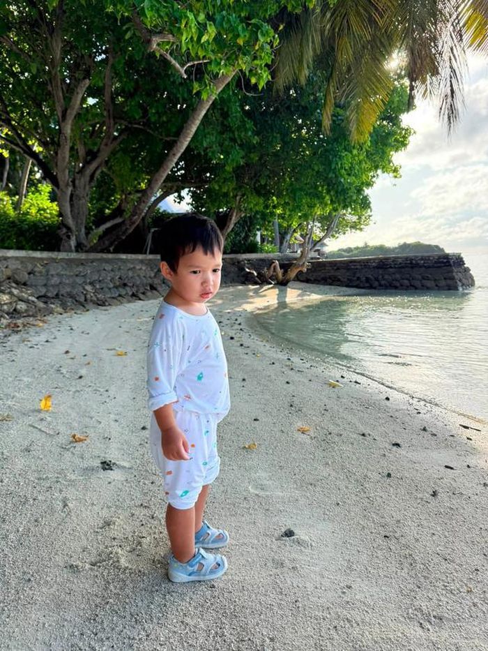 Theo cô, dù cả gia đình cùng nhau di chuyển khá vất vả nhưng đó là những vất vả đầy hạnh phúc khi mọi người luôn đồng hành bên nhau, từ việc qua lại ở các sân bay, chăm sóc từng bữa ăn cho con đến những buổi sáng sớm cùng Luca ra biển nhặt đá, đi bơi và khám phá thiên nhiên.