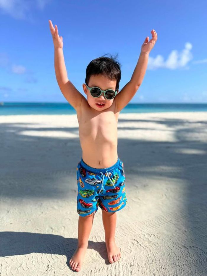 Cậu bé cũng hiểu lời người lớn, biết làm theo những hướng dẫn đơn giản như cười chụp ảnh, giơ tay, xoay người, tránh chỗ nước sâu, thậm chí còn có thể giúp mẹ vứt rác, đóng cửa hay tìm điều khiển tivi.
