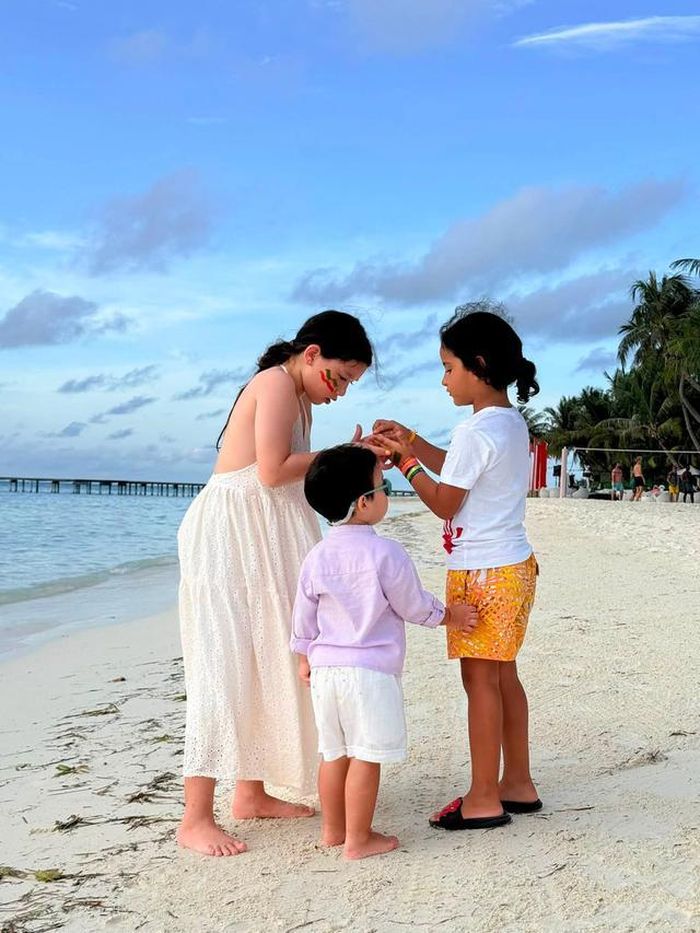 Theo cô, mùa hè là khoảng thời gian Luca được gần gũi bố nhiều hơn vì bố thường cùng con chơi những trò vận động mạnh, còn cô lại thích đưa con bơi lội, hái hoa, ngắm chim và khám phá thiên nhiên. Nữ siêu mẫu tin rằng bố mẹ sẽ luôn là điểm tựa, vòng tay chở che để Luca yên tâm trưởng thành trong tình yêu thương của gia đình, ông bà và các anh chị em.