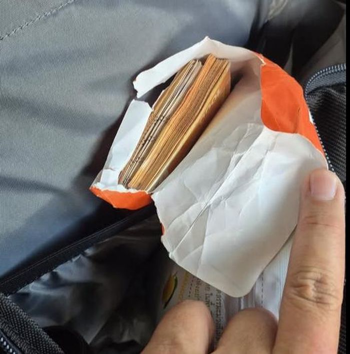 Phong bì tiền mà ông Anuchart suýt mất trên máy bay. (Ảnh từ FB nạn nhân)