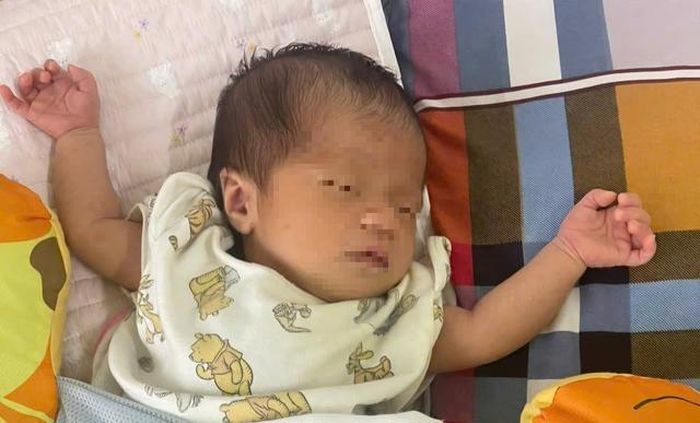 Bé gái sơ sinh bị bỏ rơi bên đường cùng lá thư nhờ nuôi giúp. Ảnh: UBND xã.