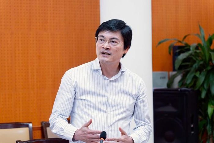 Giám đốc Sở Y tế Hà Nội Nguyễn Trọng Diện báo cáo. Ảnh: Nguyễn Hùng