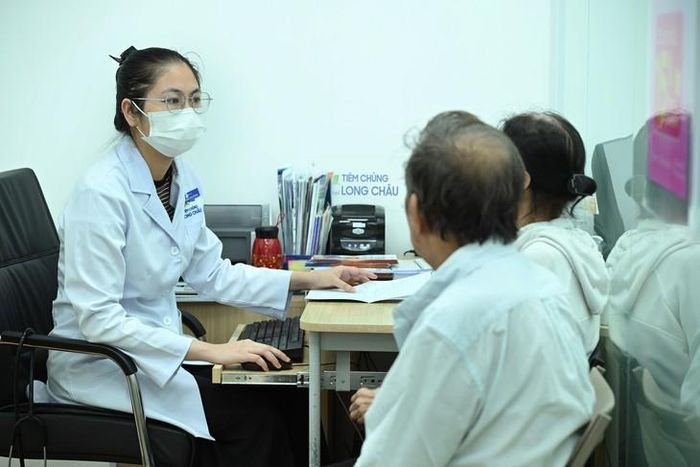 Ngày càng nhiều người dân lựa chọn tiêm vắc xin phòng sốt xuất huyết để chủ động bảo vệ sức khỏe trong mùa cao điểm dịch. (Ảnh: Hoàng Khánh)