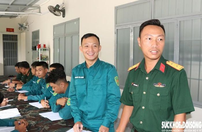 Các học viên hào hứng trong giờ học tiếng Anh. Ảnh: Duy Ngọc.