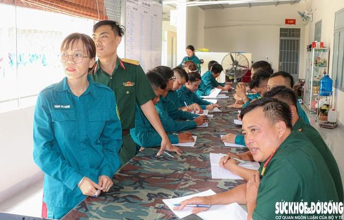 Các học viên say mê học tiếng Anh. Ảnh: Duy Ngọc.
