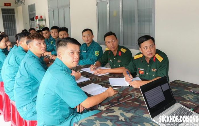Thượng tá Nguyễn Thành Chơn – Chỉ huy trưởng Ban CHQS phường Ba Ngòi (người ngồi đầu, bên phải) cùng cán bộ, chiến sĩ đơn vị tham gia học tiếng Anh. Ảnh: Duy Ngọc.
