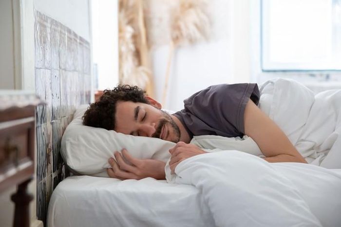 Nhu cầu ngủ thường tích tụ và tiêu tan chậm qua nhiều ngày chứ không chỉ diễn ra trong khoảng thời gian ngắn của từng phiên ngủ đơn lẻ. Ảnh minh họa: Kampus Production/Pexels
