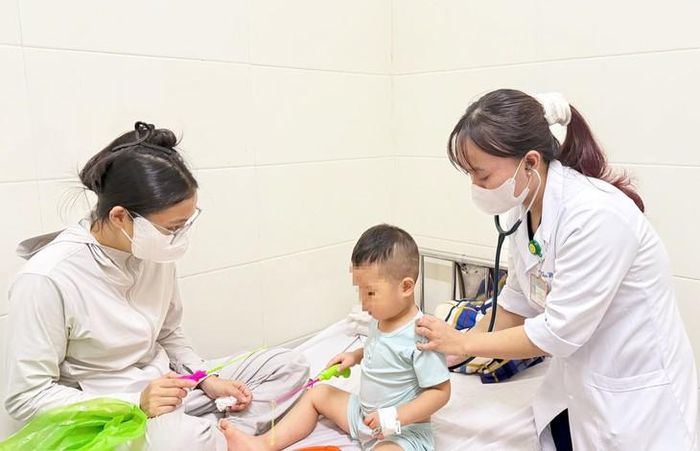 Trẻ nhỏ là nhóm có nguy cơ diễn tiến nặng khi nhiễm Adenovirus. Ảnh: Nhật Thắng.