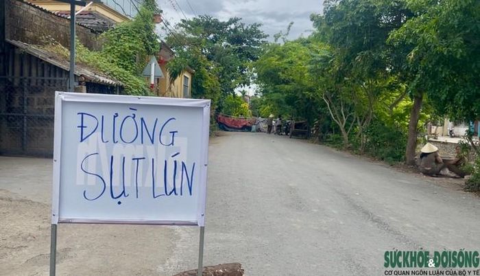 Địa phương lập rào chắn, tổ chức bảng chỉ dẫn, tín hiệu hai đầu đoạn đường bị sụt lún.