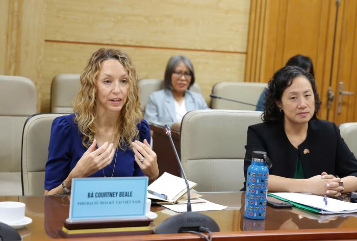 Bà Courtney Beale, Phó Đại sứ Hoa Kỳ tại Việt Nam phát biểu. Ảnh: Trần Minh