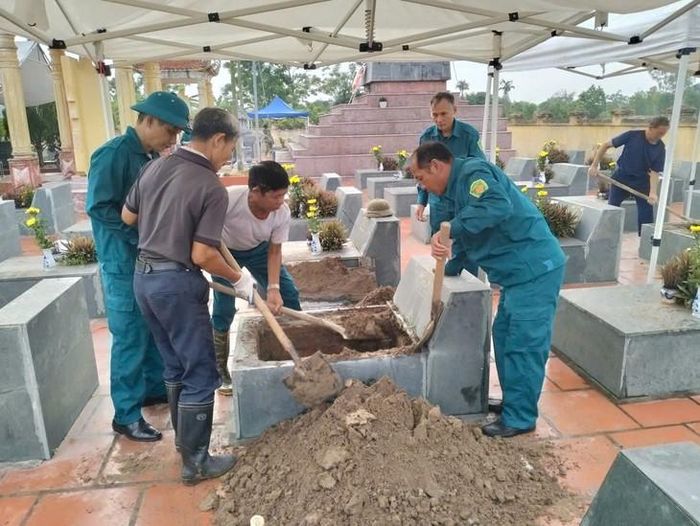 Ban Chỉ huy quân sự cùng lực lược dân quân xã Khúc Thừa Dụ tham gia lấy mẫu sinh phẩm tại các nghĩa trang liệt sĩ trên địa bàn. Ảnh: CTV