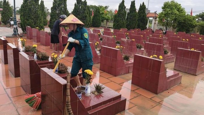 Sau hoàn tất lấy mẫu sinh phẩm, lực lượng chức năng xã tiến hành dọn dẹp sạch sẽ khuôn viên. Ảnh: CTV