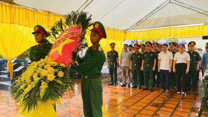 Đại diện Bộ CHQS Thành phố Hải Phòng và lãnh đạo địa phương xã Kẻ Sặt dâng hương các anh hùng liệt sĩ. Ảnh: CTTDT xã Kẻ Sặt