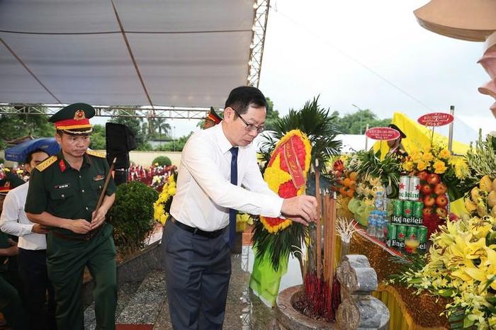 Ông Vũ Tiến Phụng, Phó Chủ tịch UBND thành phố thành kính dâng hương - Ảnh: CTTDT Lê Ích Mộc