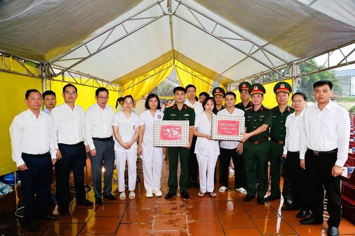 Lãnh đạo thành phố đã trực tiếp kiểm tra khu vực lấy mẫu, tặng quà động viên lực lượng làm nhiệm vụ - Ảnh: CTTDT Lê Ích Mộc.