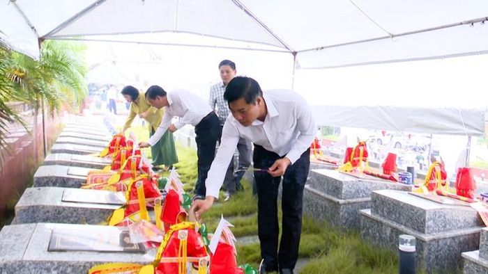 Lãnh đạo phường Trần Hưng Đạo dâng hương tại phần mộ của các anh hùng liệt sĩ trước khi tiến hành khai quật. Ảnh: CTTDT phường Trần Hưng Đạo