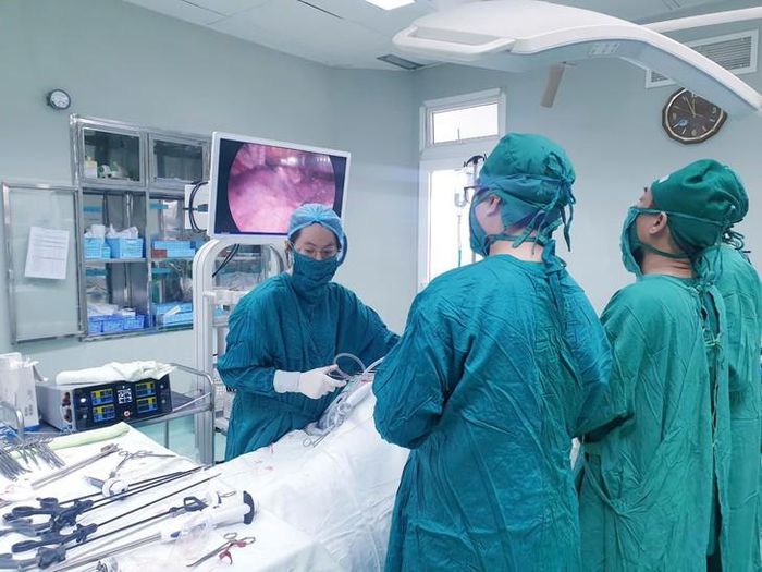 Ê-kíp bác sĩ Bệnh viện Hữu nghị Đa khoa Nghệ An thực hiện phẫu thuật nội soi cắt thực quản qua hai đường ngực – bụng. Ảnh: BVCC.