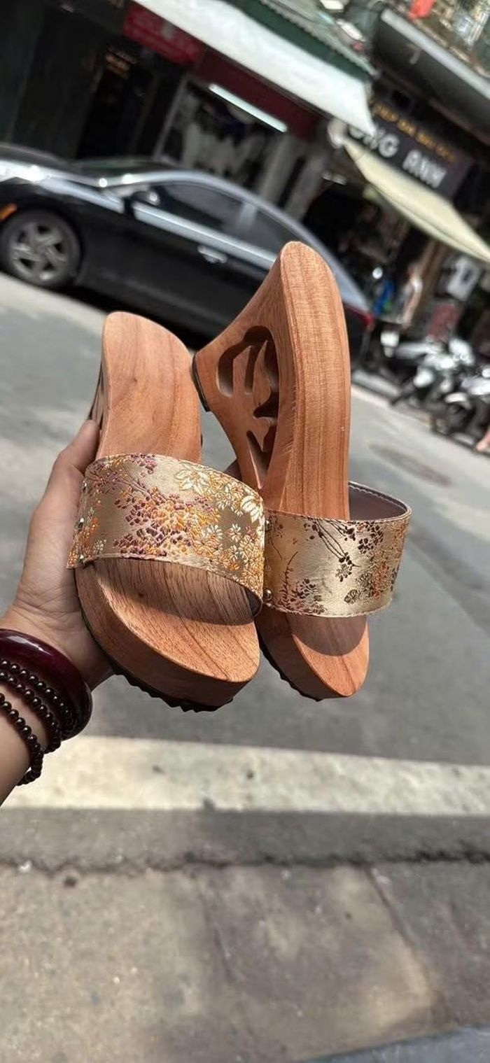 Kiểu guốc quai gấm, gót khắc hình con cò là sản phẩm được khách hàng trẻ Gen Z yêu thích nhiều nhất ở cửa hàng nhà chị Nhi tại phố Hàng Dầu.