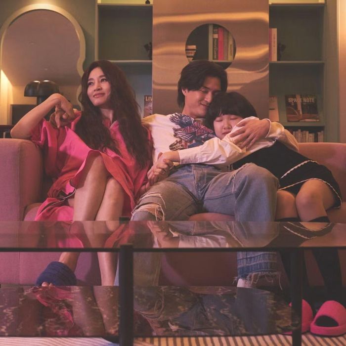 Đằng sau bức màn hoàn hảo của hai gia đình hàng xóm là cuộc chiến ly hôn nảy lửa, khi mà ngoại tình chỉ là bề nổi của vô số bí mật đen tối.