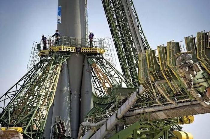 Dựa trên tài liệu này, tập đoàn quốc doanh Roscosmos đã bắt đầu thảo luận dự án với các đối tác Indonesia.