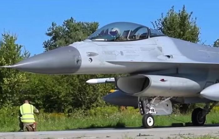 Máy bay chiến đấu F-16 có chiều dài 15,06 m, sải cánh 9,96 m, tốc độ tối đa khoảng Mach 2, bán kính chiến đấu hơn 550 km và có thể mang nhiều loại tên lửa đối không, đối đất cùng bom dẫn đường chính xác.