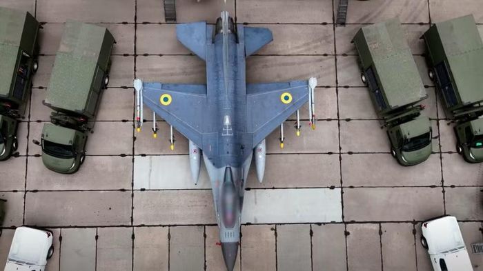 Ukraine bắt đầu tiếp nhận các máy bay chiến đấu F-16 từ năm 2024 sau khi nhiều nước đồng minh phương Tây chuyển giao nhằm tăng cường năng lực phòng không trước các đợt tập kích bằng tên lửa và máy bay không người lái của Nga.