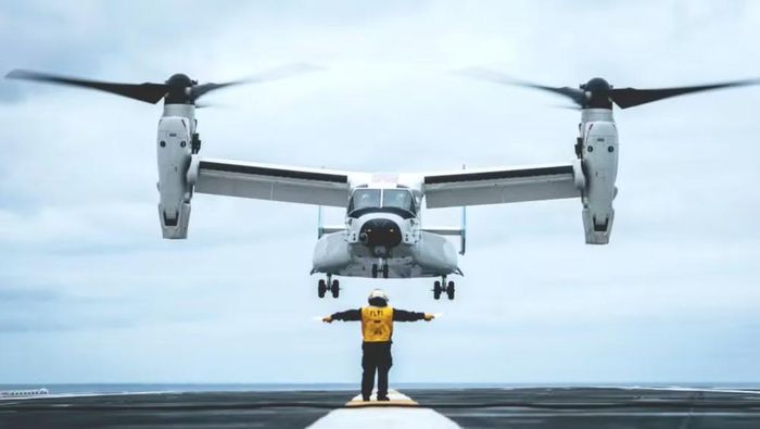 Máy bay cánh quạt nghiêng MV-22B Osprey được phát triển nhằm kết hợp khả năng cất cánh, hạ cánh thẳng đứng của trực thăng với tốc độ và tầm hoạt động của máy bay cánh cố định.