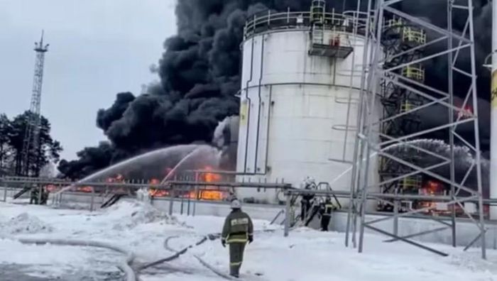 Ngoài Ryazan, Bộ Tổng tham mưu Ukraine cũng tuyên bố đã tập kích một căn cứ xuồng máy gần Mizhvodne ở bán đảo Crimea và một trạm radar gần Pochep thuộc tỉnh Bryansk.