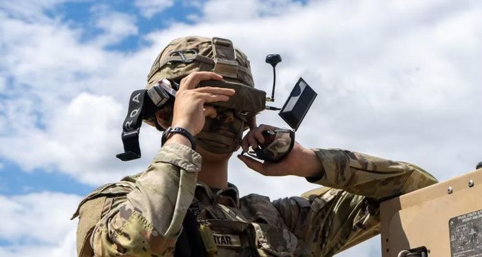 Trong khi đó, các quan chức SOCOM cho rằng AI nên đảm nhận các công việc hành chính, xử lý dữ liệu và tự động hóa quy trình để binh sĩ tập trung vào nhiệm vụ cốt lõi, thay vì thay thế con người trong quyết định khai hỏa.
