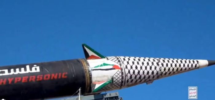 Khi xung đột giữa Mỹ, Israel và Iran nổ ra, nhóm vũ trang Yemen ban đầu giữ thái độ thận trọng trước khi mở lại các chiến dịch quân sự sau vụ sân bay Sanaa bị tập kích.