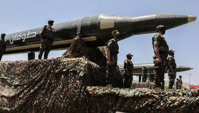Trước đó, ngày 20/7, Houthi tuyên bố mở chiến dịch phong tỏa hàng hải đối với tàu thuyền Arab Saudi. Đến ngày 23/7, lực lượng này tiếp tục tấn công 2 tàu chở dầu của Riyadh với lý do các tàu đã vi phạm lệnh phong tỏa, mở thêm một mặt trận mới trong xung đột khu vực.