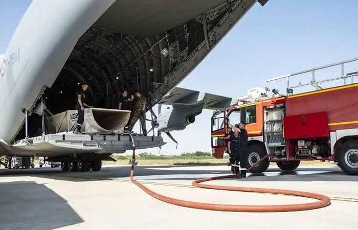 Lần đầu tiên Pháp đã triển khai máy bay vận tải quân sự Airbus A400M Atlas, được trang bị bộ dụng cụ đặc biệt có thể tháo rời để thả nước và chất chống cháy, nhằm dập tắt các vụ cháy rừng.