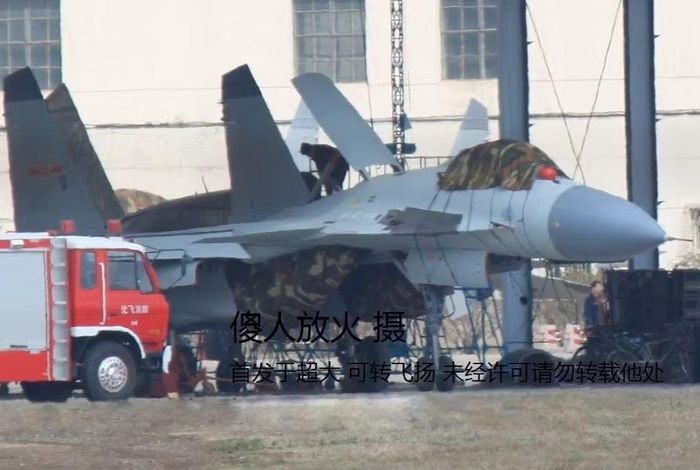 Tiêm kích hạm J-15 - xương sống nhóm tác chiến tàu sân bay của Hải quân Trung Quốc (PLAN) được phát triển dựa trên một nguyên mẫu thử nghiệm từ thời Liên Xô, đã bị "lãng quên" trong nhiều năm ở Ukraine.