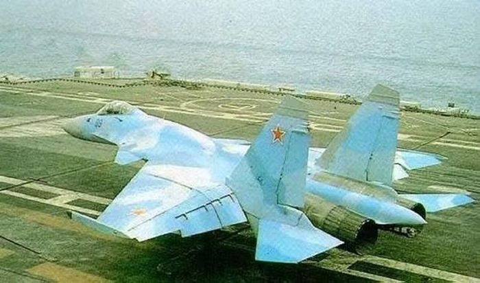 Quay lại quá khứ, trong thập niên 1990, Bắc Kinh tích cực hiện đại hóa lực lượng vũ trang của mình, khi đó họ có nhu cầu lớn về một loại máy bay chiến đấu hiện đại dành cho tàu sân bay để phục vụ hạm đội hải quân trong tương lai.