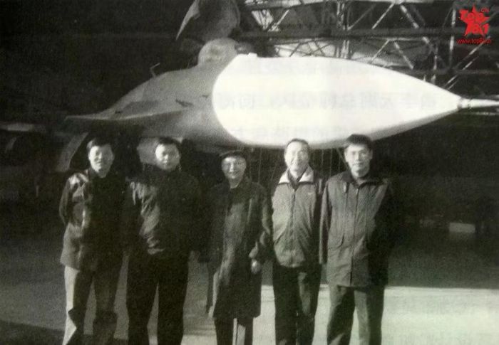 "Ngoài ra nếu thiếu nguyên mẫu T-10K (phiên bản chưa hoàn thiện của Su-33) còn sót lại ở Ukraine sau sự tan rã của Liên Xô, tiêm kích hạm J-15 thậm chí có thể đã không tồn tại", tờ tạp chí Mỹ nhận xét.