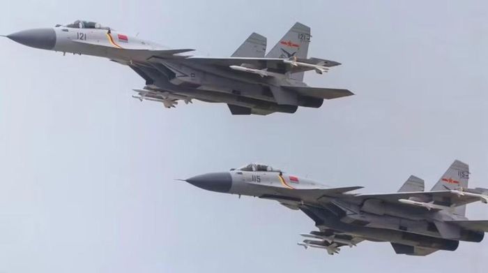 Điển hình như để tối ưu hóa cho hoạt động trên tàu sân bay, Su-33 được trang bị một cặp cánh mũi nhỏ, đi kèm đôi cánh có thể gập lại nhằm tiết kiệm diện tích và tích hợp thêm móc hãm đà.